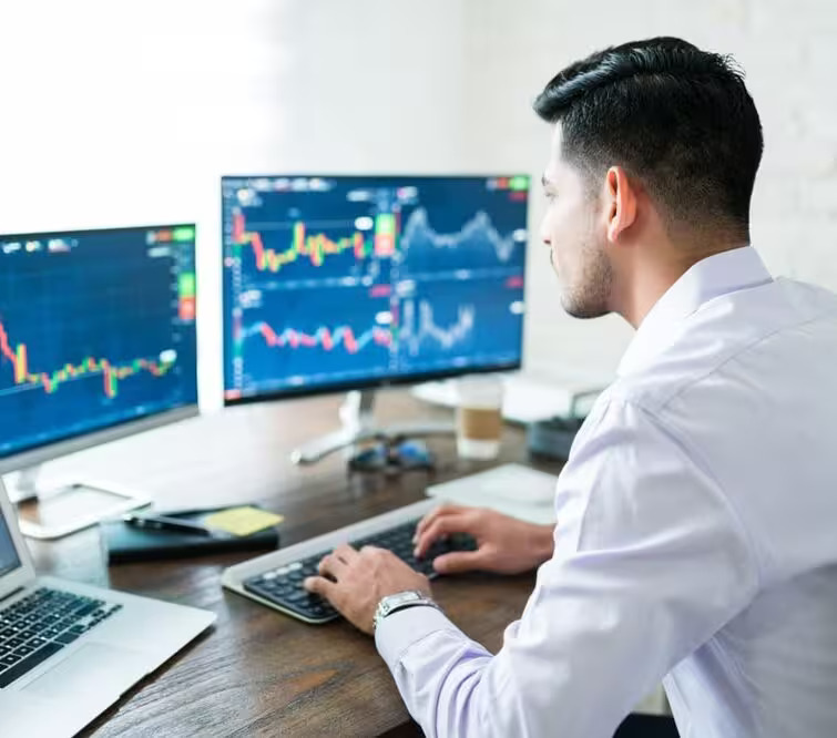 Tim tradera analizira grafikone performansi